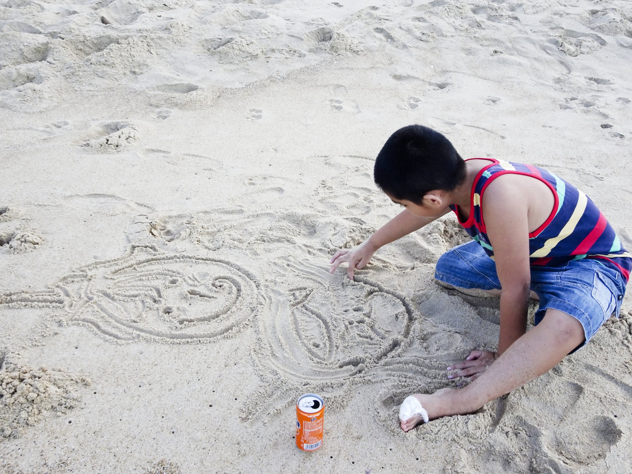 Drawing marine life in the sand